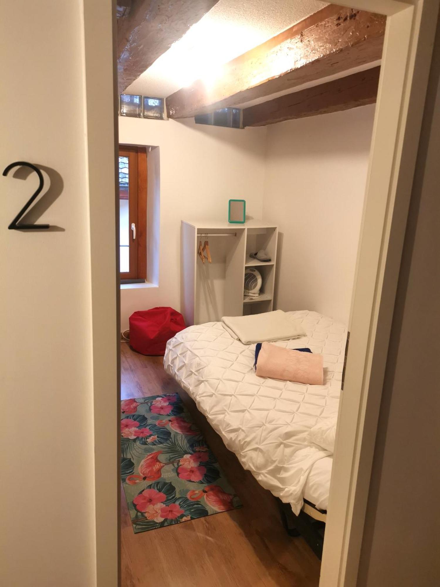 拉纽维尔 La Bergerie旅舍 外观 照片